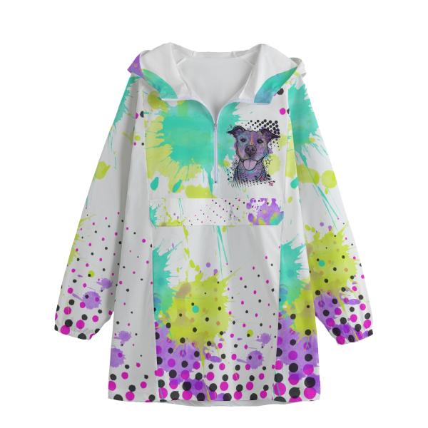 Regenjacke von vorne mit Hundemotiv Hazel vorne auf Herzhöhe